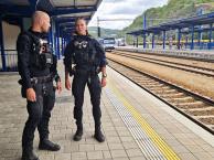 Hlídka městské policie při kontrole hlavního vlakového nádraží. 